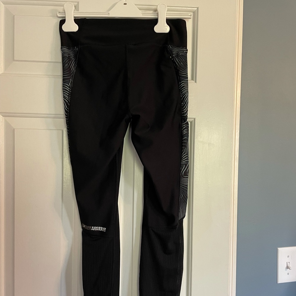 UNDER ARMOUS Leggings. Size medium. Great condition- gently used